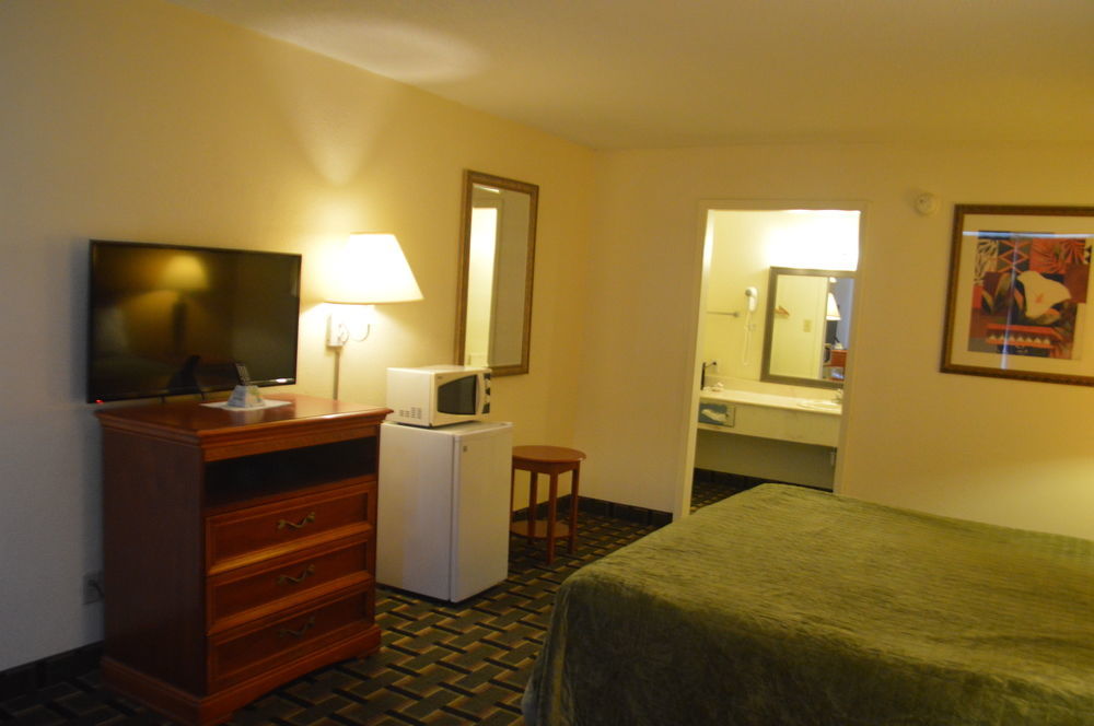 Rodeway Inn Denmark-Jackson Екстериор снимка