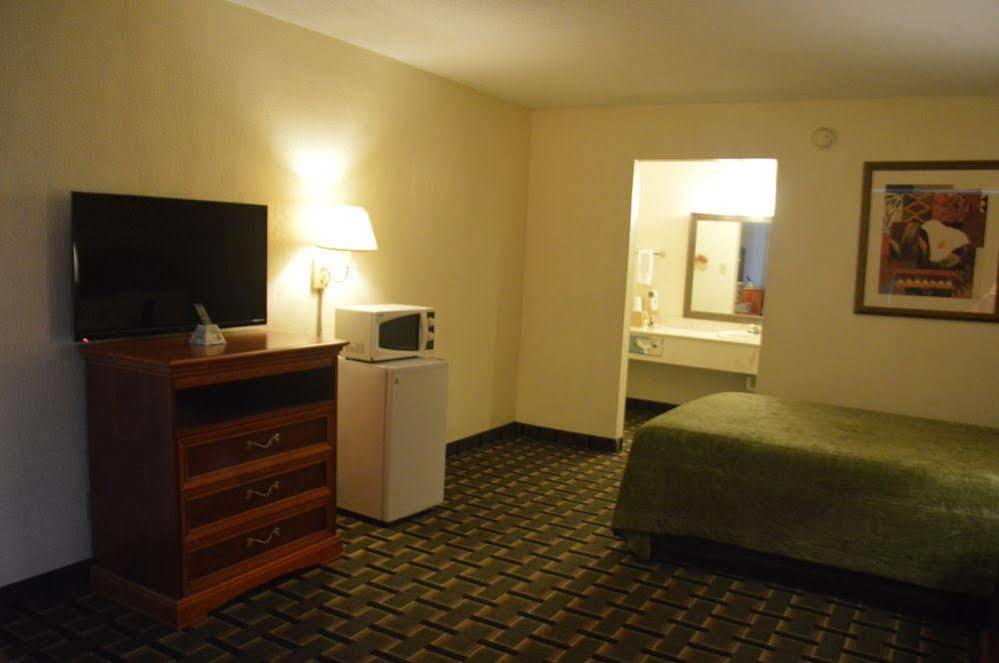 Rodeway Inn Denmark-Jackson Екстериор снимка