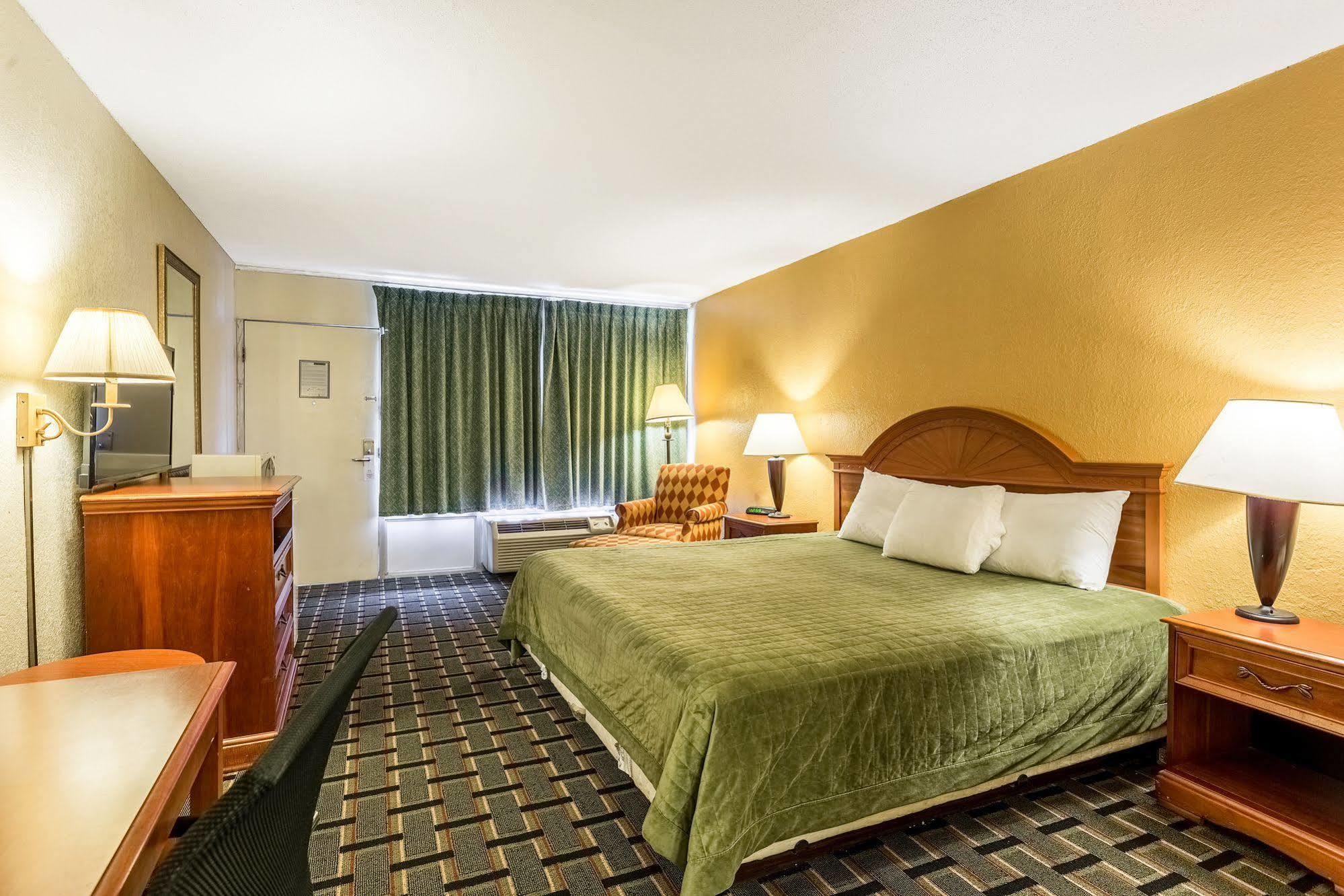 Rodeway Inn Denmark-Jackson Екстериор снимка