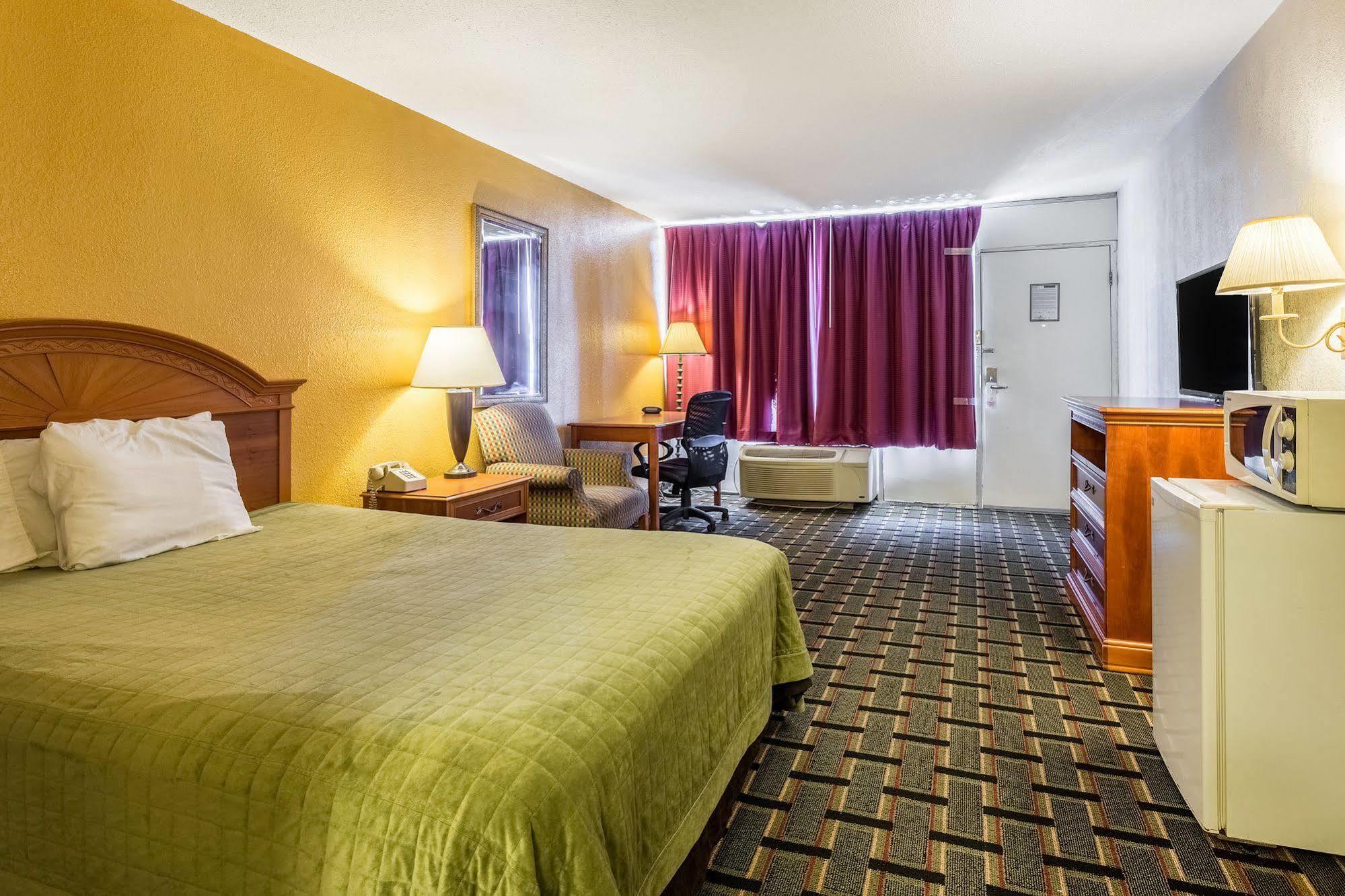 Rodeway Inn Denmark-Jackson Екстериор снимка
