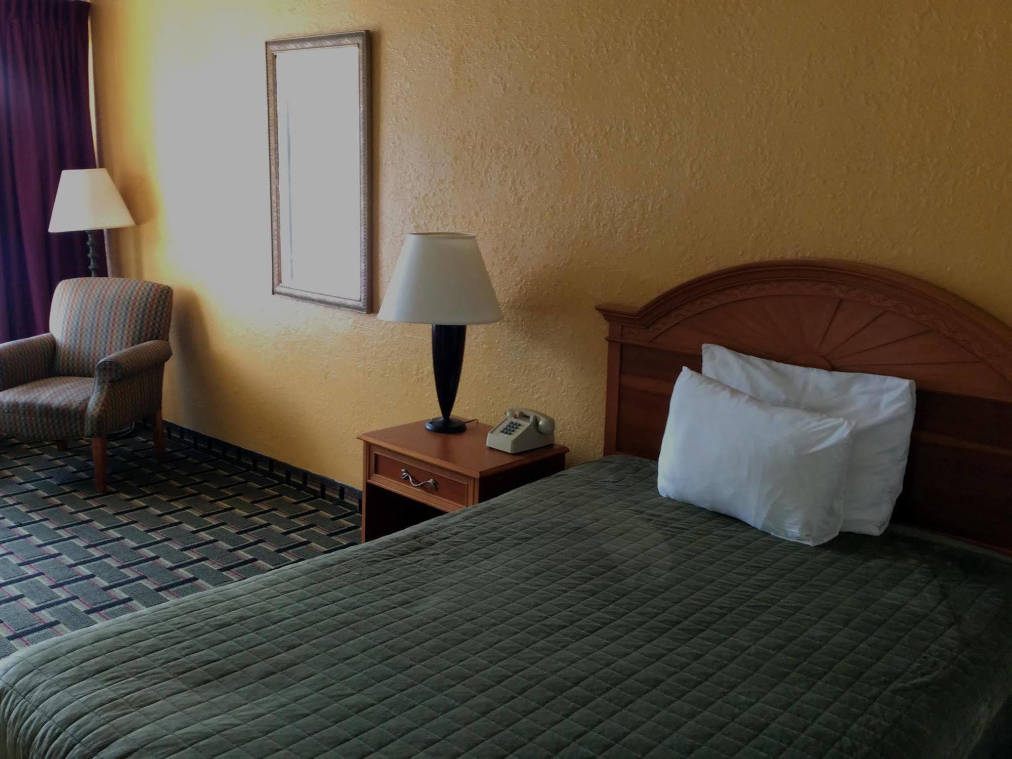 Rodeway Inn Denmark-Jackson Екстериор снимка